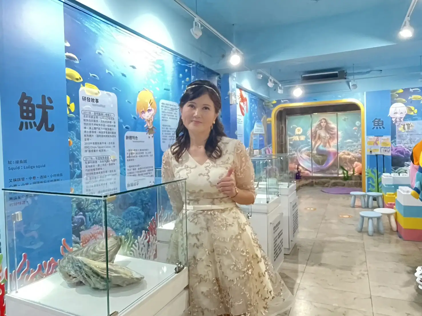 卡卡食品負責人吳桂雲介紹安平潮龍宮特色,適合親子體驗互動學習(圖/記者林怡孜攝)