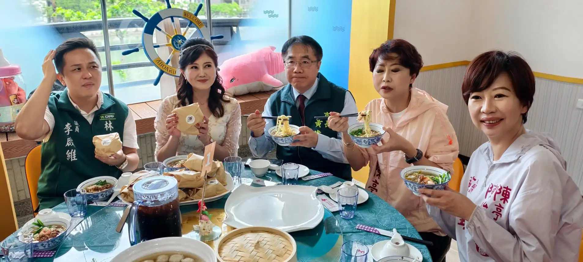 台南市長黃偉哲與卡卡食品負責人吳桂雲及立委陳亭妃、市議員陳怡珍、李啟維品嚐潮龍宮特色小吃