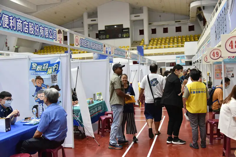 現場設置「畢業青年專區」,提供履歷健檢、模擬面試、心理測驗與職涯諮詢等一對一服務,吸引不少青年朋友運用。(圖/雲嘉南分署提供)