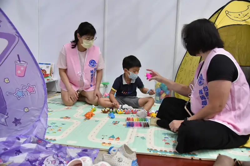 現場設有「二度就業婦女專區」及「親子專區」,安排專人提供托育照護與陪伴服務,讓帶小孩的媽媽們安心面試。(圖/雲嘉南分署提供)