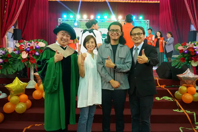 校長李天祥(左)副校長鐘俊顏(右)與視覺傳達設計系重量級校友,現任輝達技術產品專家楊漢軒(右二)合影。(圖/崑山科大提供)