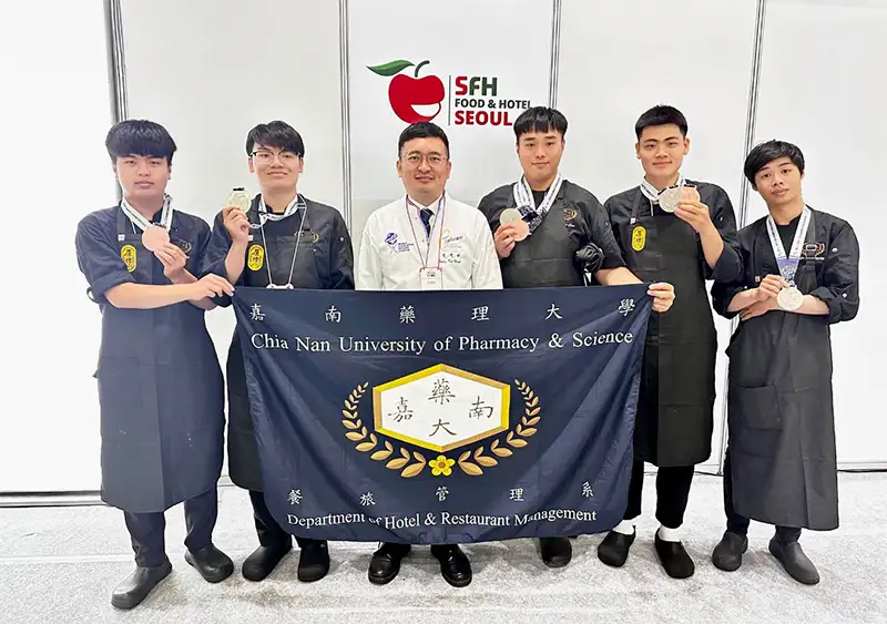 嘉藥西廚隊勇奪首爾廚藝賽三銀四銅八佳作。(圖/嘉南藥理大學 提供)