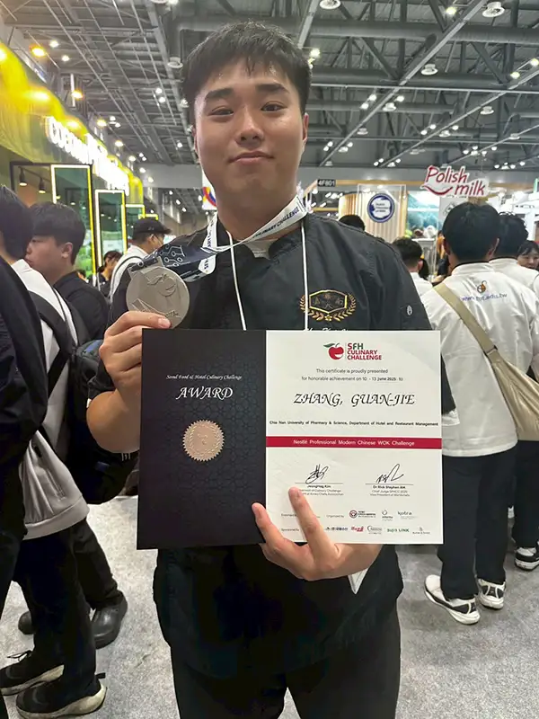 「2025年度最佳廚師」台灣區代表選手之一的張冠傑最終拿下1銀1銅1佳作成績。(圖/嘉南藥理大學 提供)