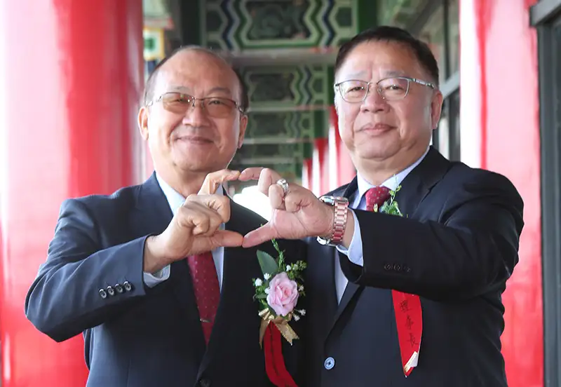高雄市新商業會理事長劉正光(右)與監事會召集人梁郁哲。(記者吳文生攝)