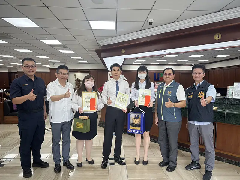 南五分局長洪宏榮（左二）至聯邦銀行、永豐銀行及凱基銀行頒發感謝狀。(圖/南警第五分局 提供)