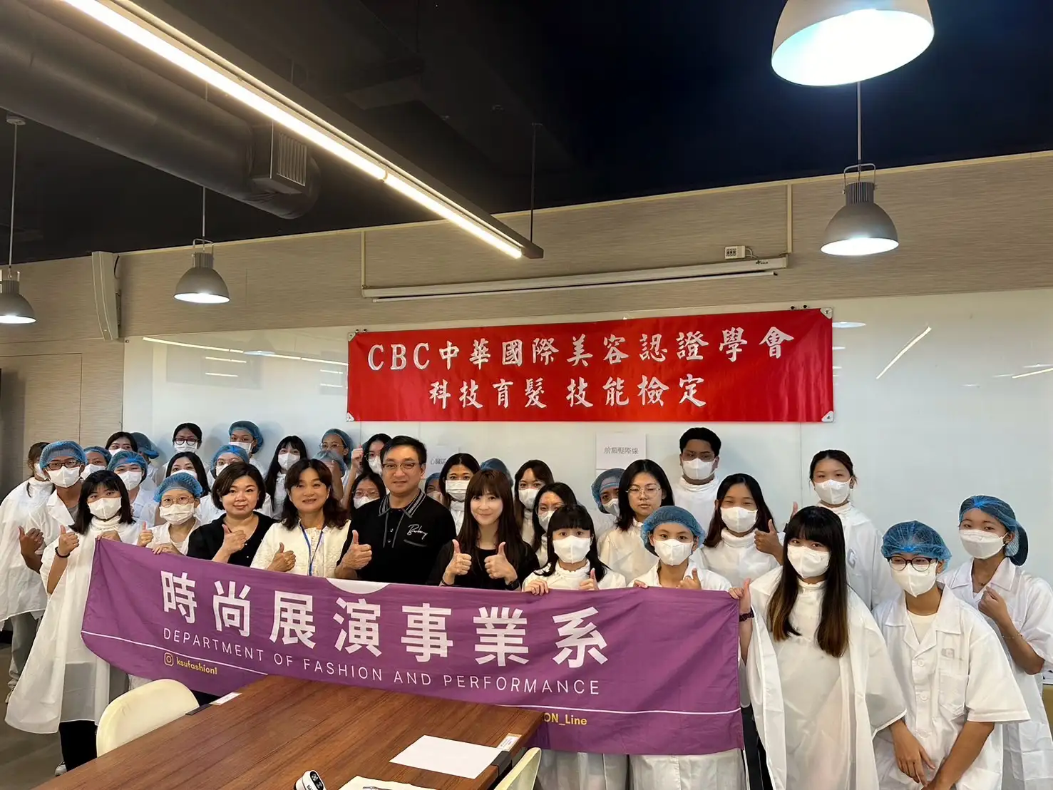 時尚系攜手業界開設「科技育髮」證照班,徐羽威老師(前排左3)協同授課。(圖/崑山科技大學 提供)
