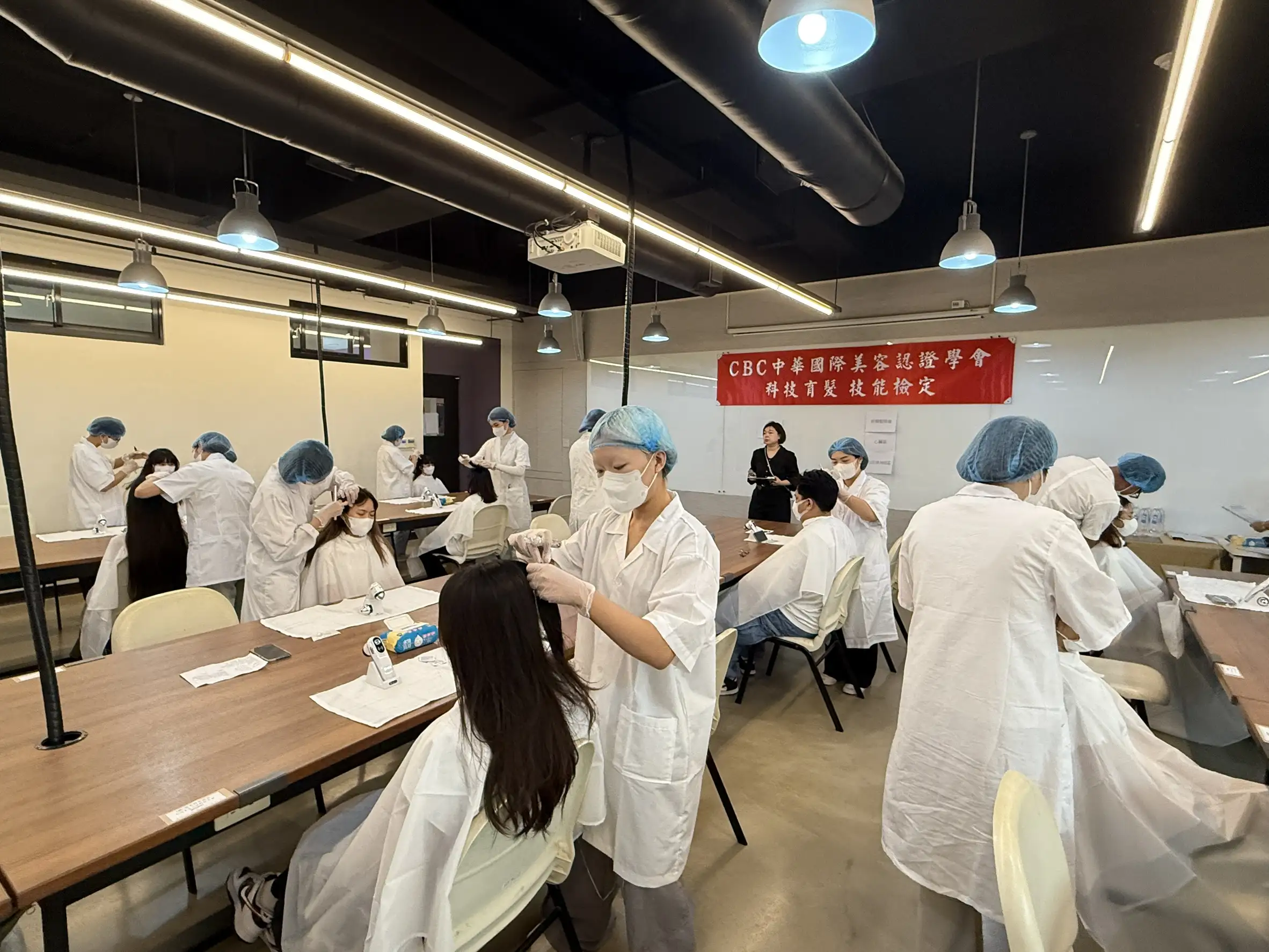 學生專心進行檢定操作。(圖/崑山科技大學 提供)
