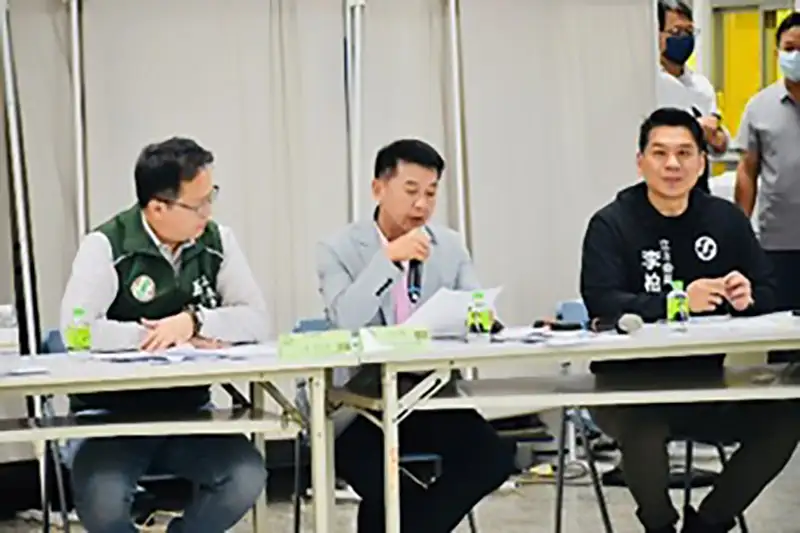 立委許智傑與邱志偉、李柏毅,邀請交通部到高雄考察交通建設,並針對高雄長程航線進度、航點與航班恢復狀況進行詳細報告。(許智傑提供)