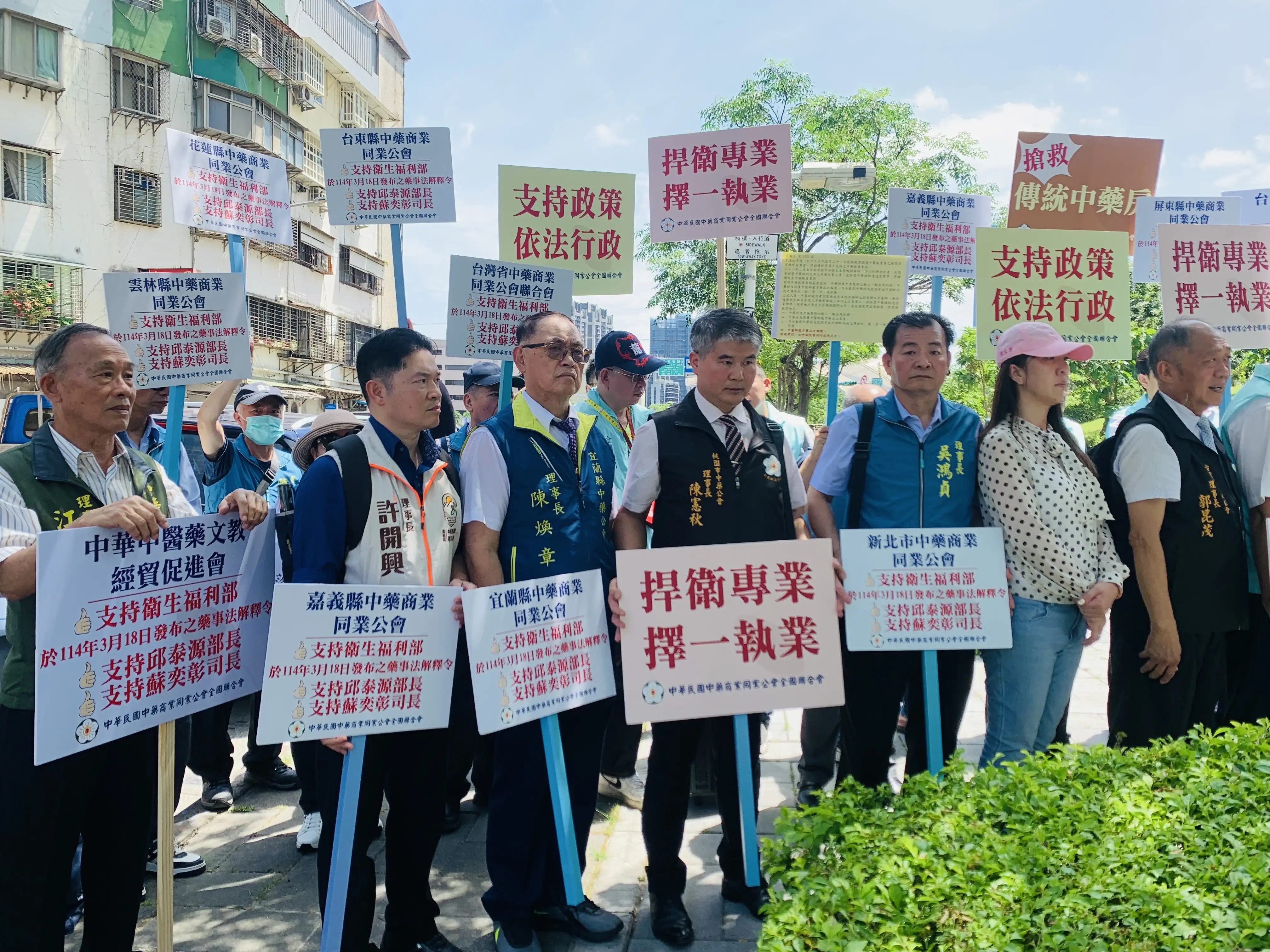 中藥商業同業公會全國聯合會理事長謝慶堂主張，讓中藥從業人員擁有自主教育與執照制度，才能真正實現產業永續、醫療安全與文化延續的目標。（記者吳文欽攝）