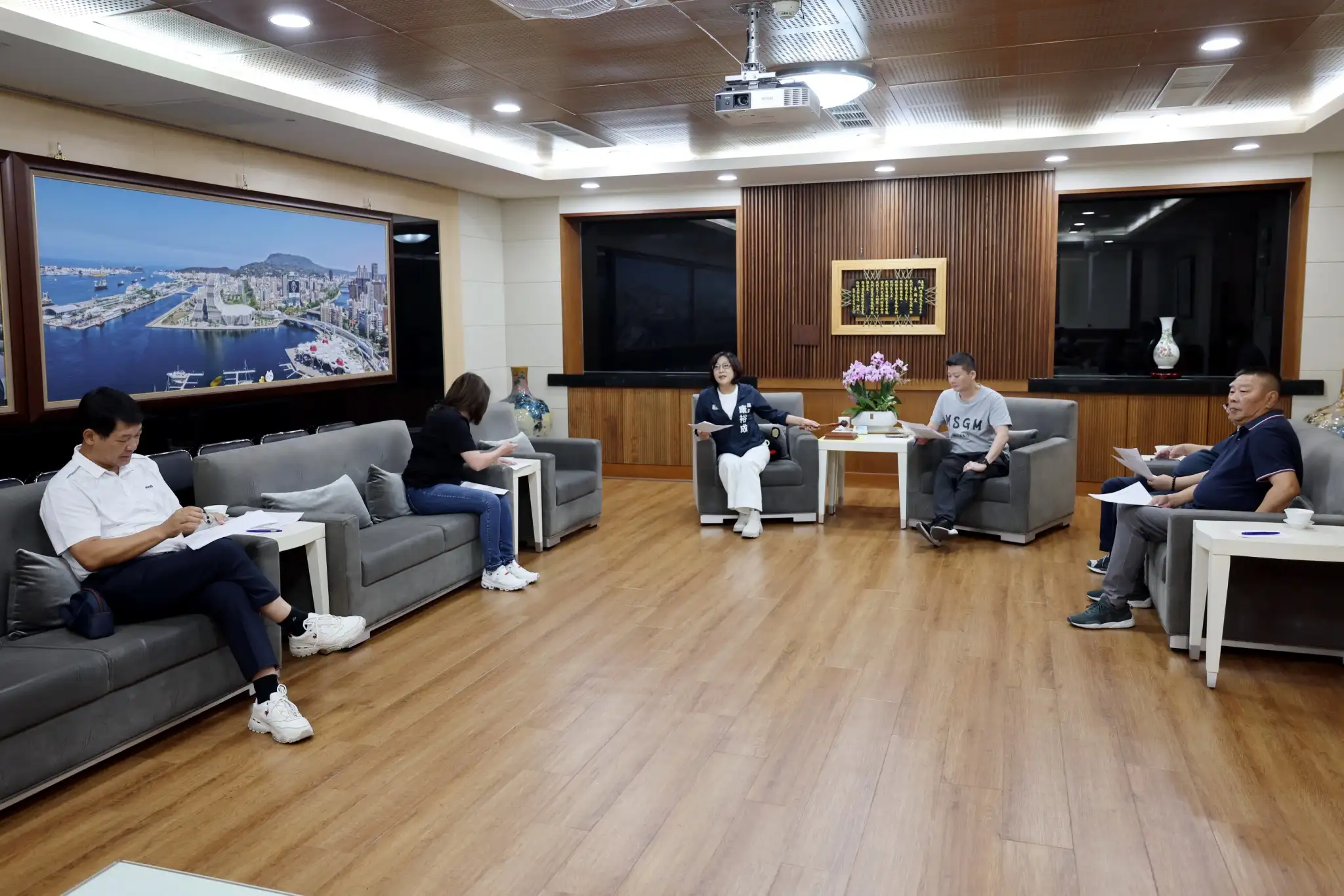 高雄市議會18日舉行程序委員會議,議長康裕成敲定第6次定期大會將自10月2日至12月19日召開,會期計79天。(記者吳文欽攝)