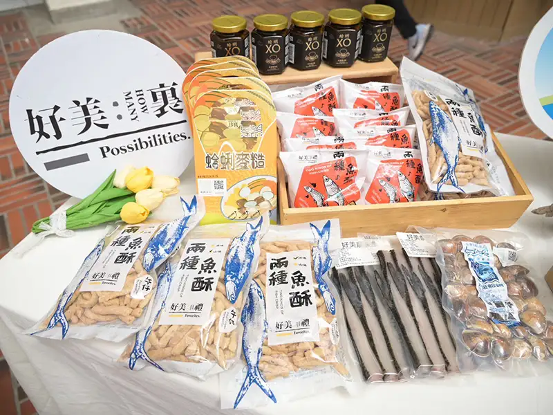 布袋街區觀光發展協會攜手在地業者展示新鮮海鮮,邀請遊客深入體驗在地風味與生活美學。(圖/嘉義縣政府提供)