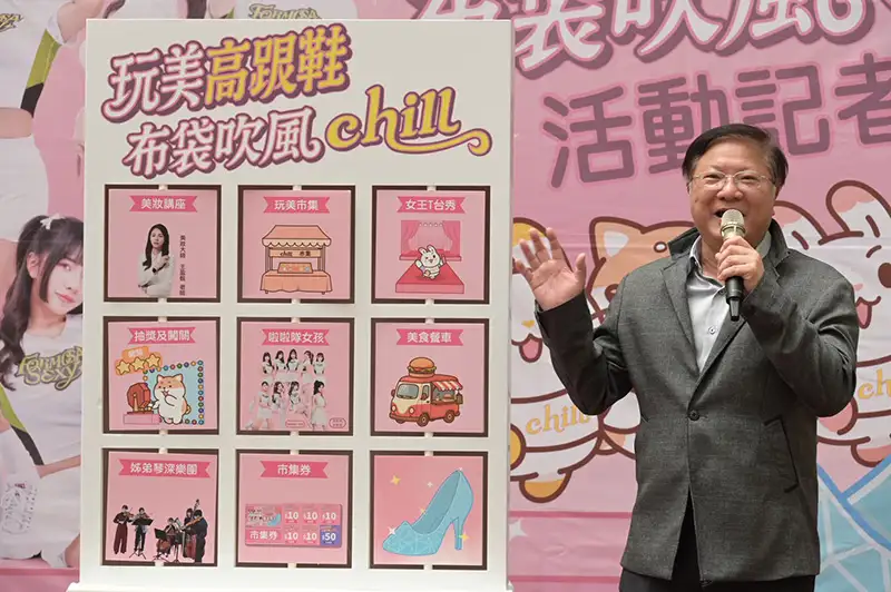 7月每週末傍晚,布袋海風長堤化身悠閒夜市集空間,音樂表演、歷史集章與美食攤位,展現濱海小鎮最迷人的夜生活。(圖/嘉義縣政府提供)