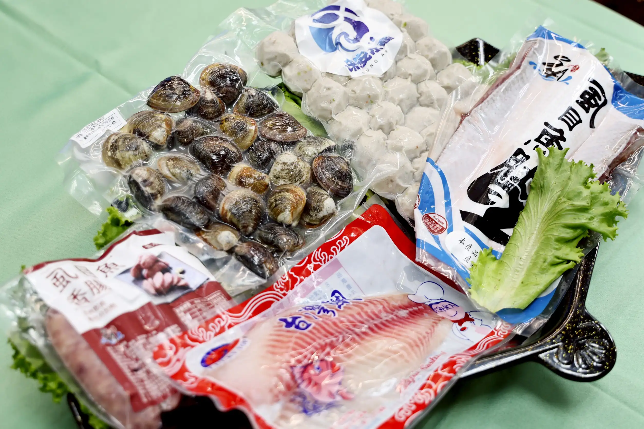 凡有訂桌,每桌還特別加碼附贈價值500元的在地漁產,有虱目魚肚、虱目魚丸、虱目魚香腸、文蛤,以及最近超夯,席捲韓國首爾國際食品展的「台灣鯛」,超值又划算。(圖/台南市政府 提供)