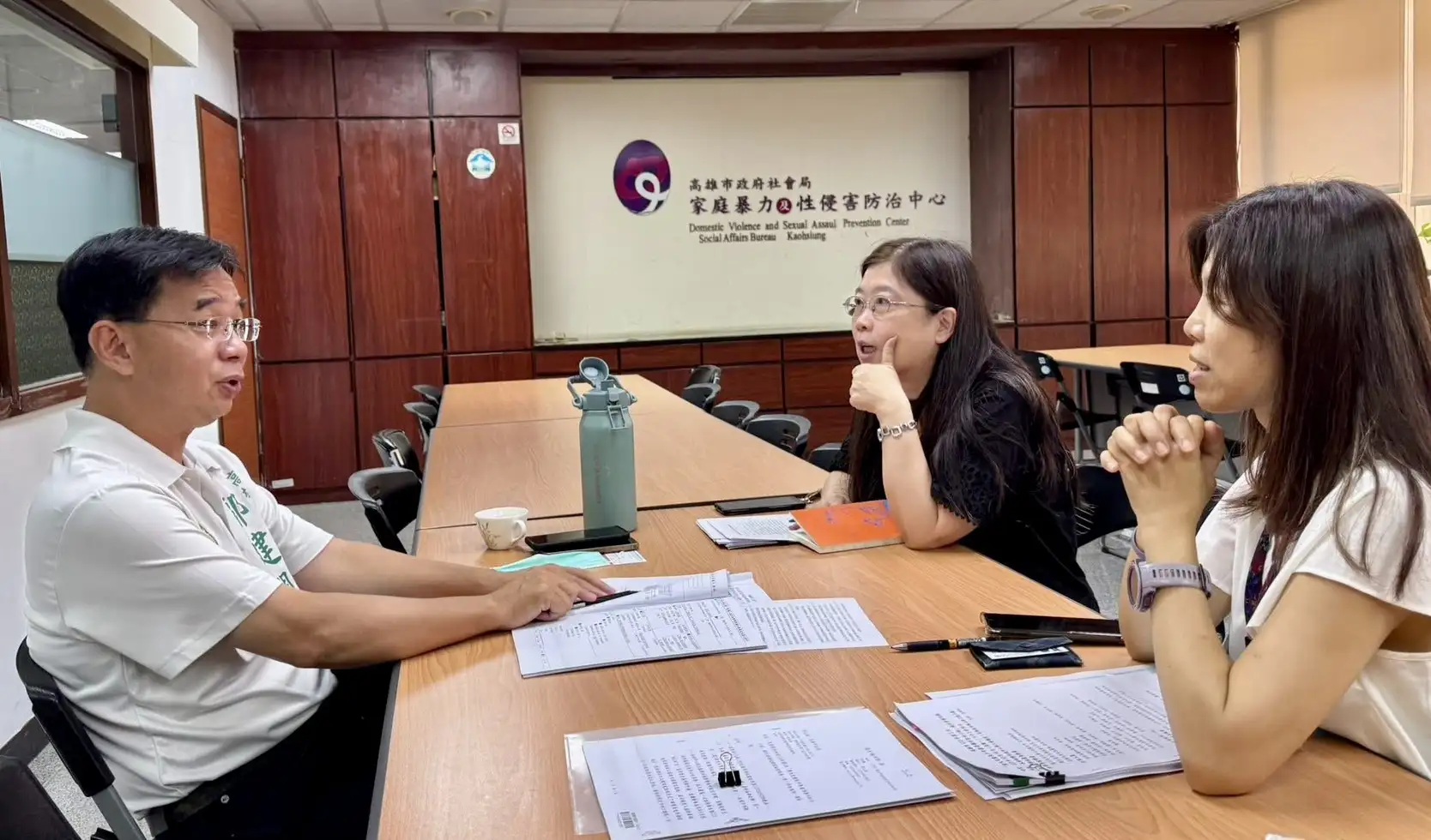 市議員郭建盟前往社會局家庭暴力暨性侵害防治中心了解案情進展。(記者/吳文生 攝)
