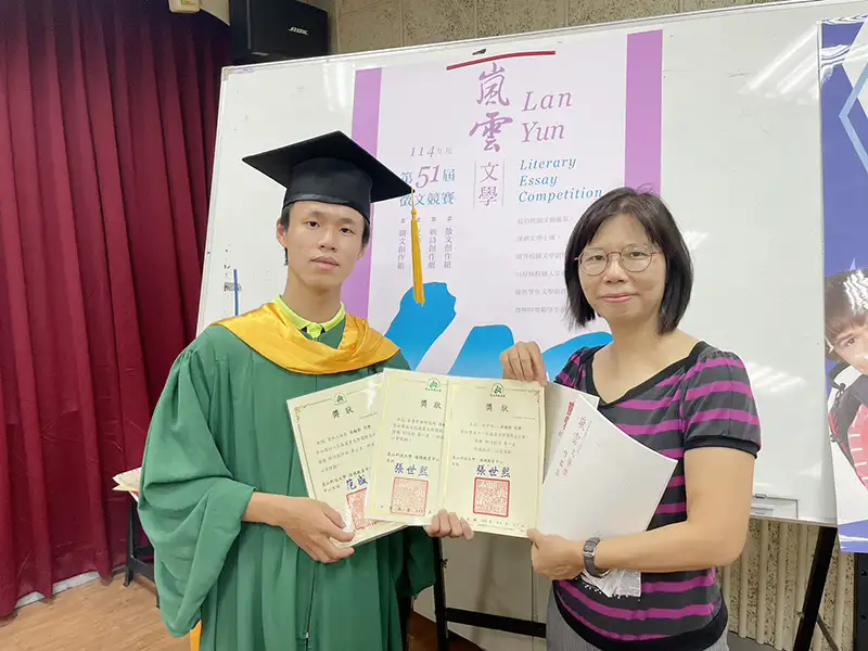 吳翰彰(左)獲得連續兩屆嵐雲文學獎新詩創作組第一名,與指導老師林麗紅(右)合影。(圖/崑山科技大學 提供)