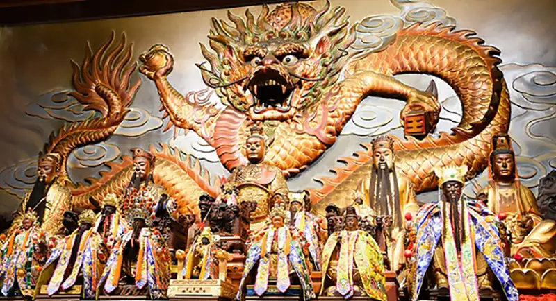 鄭子寮福安宮內所奉之神像,有16尊出自陳啓村之手。(圖/張耘書提供)