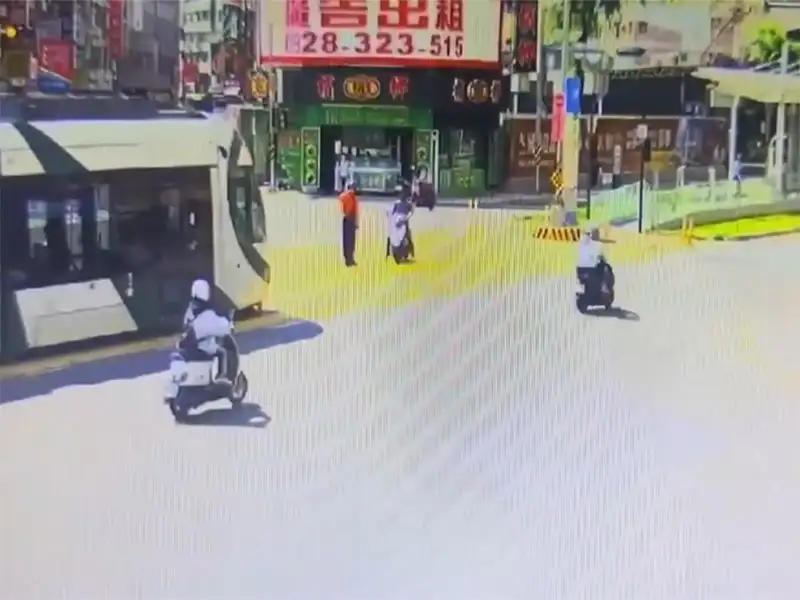 高雄林姓騎士違停輕軌共用道,影響大眾捷運系統運行安全,警方依公共危險罪送辦,同時將面臨最高四萬三千元罰款。(圖/三民第二分局 提供)
