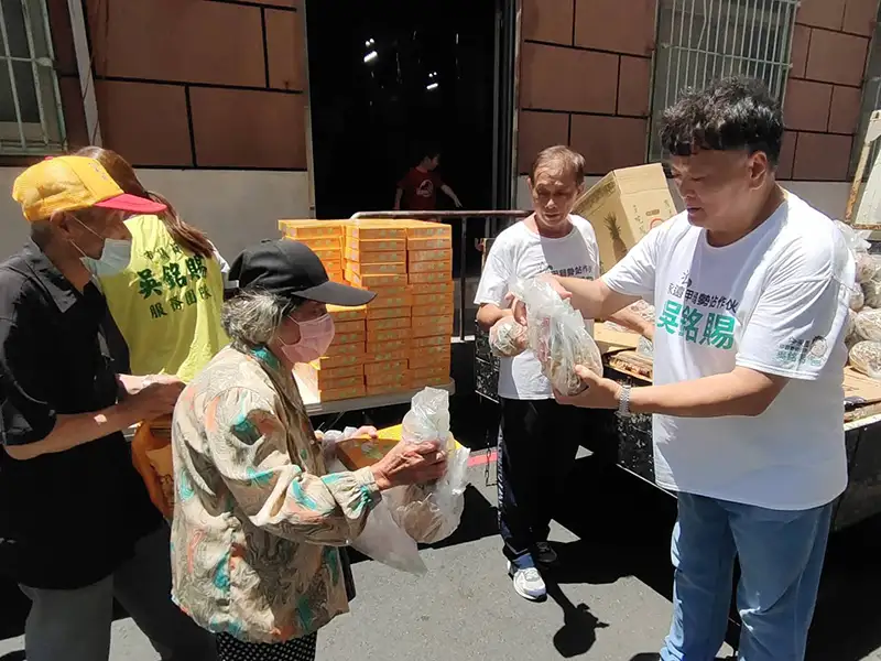 吳銘賜持續送暖　前鎮小港發送愛心便當加碼鳳梨與鹹餅