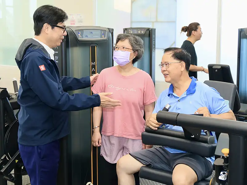 陳其邁市長參觀岡山運動中心場館,親切與民眾互動,展現對全民運動推廣的重視與支持。(記者 吳文生攝)