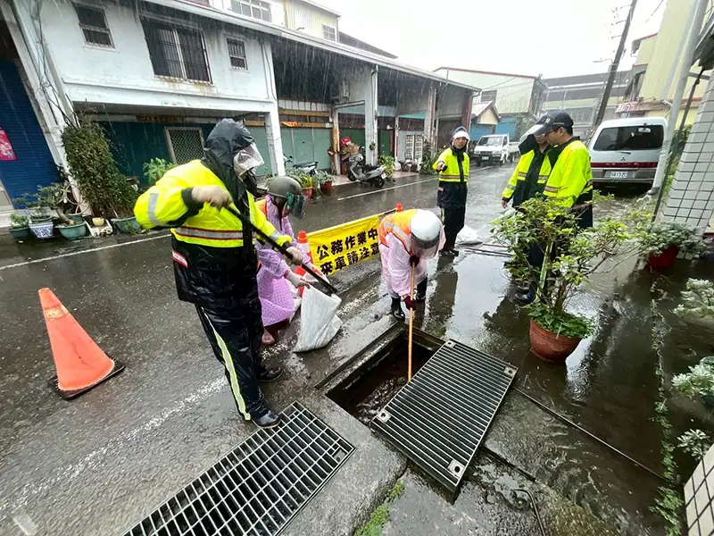 高市環保局、水利局持續執行道路側溝、下水道及區域排水系統清疏作業。(記者 吳文生攝)