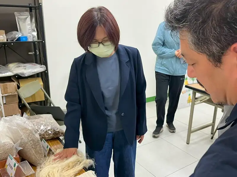 黃飛鳳參訪關廟鳳梨產業　讚果皮果芯全利用、展現循環經濟力