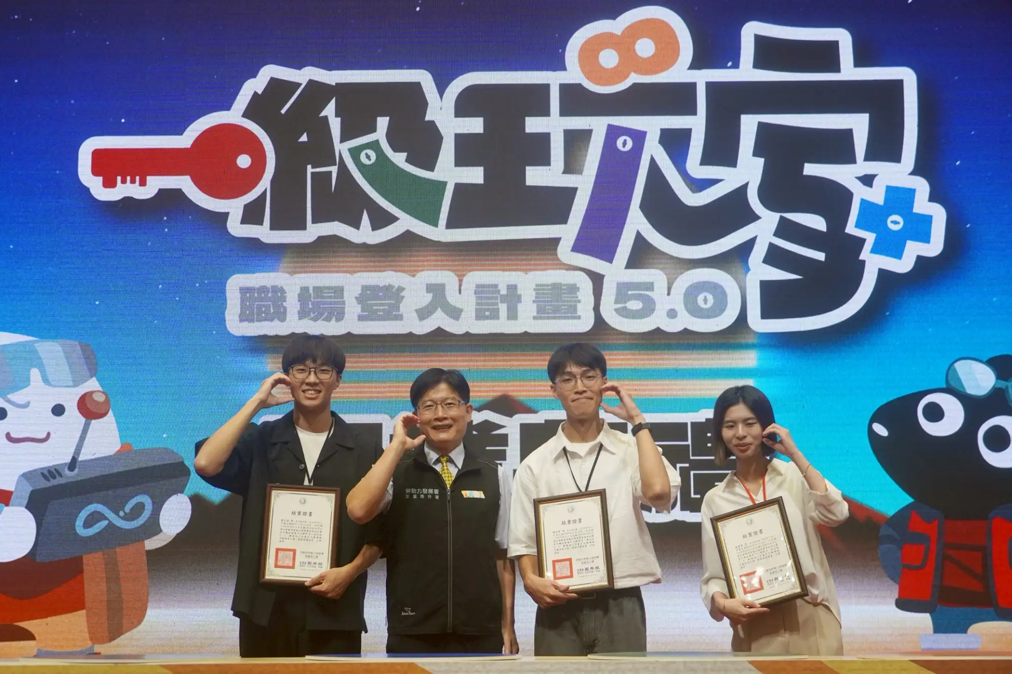 雲嘉南分署分署長劉邦棟頒發結業證書給畢業生代表(圖/南分署YS提供)