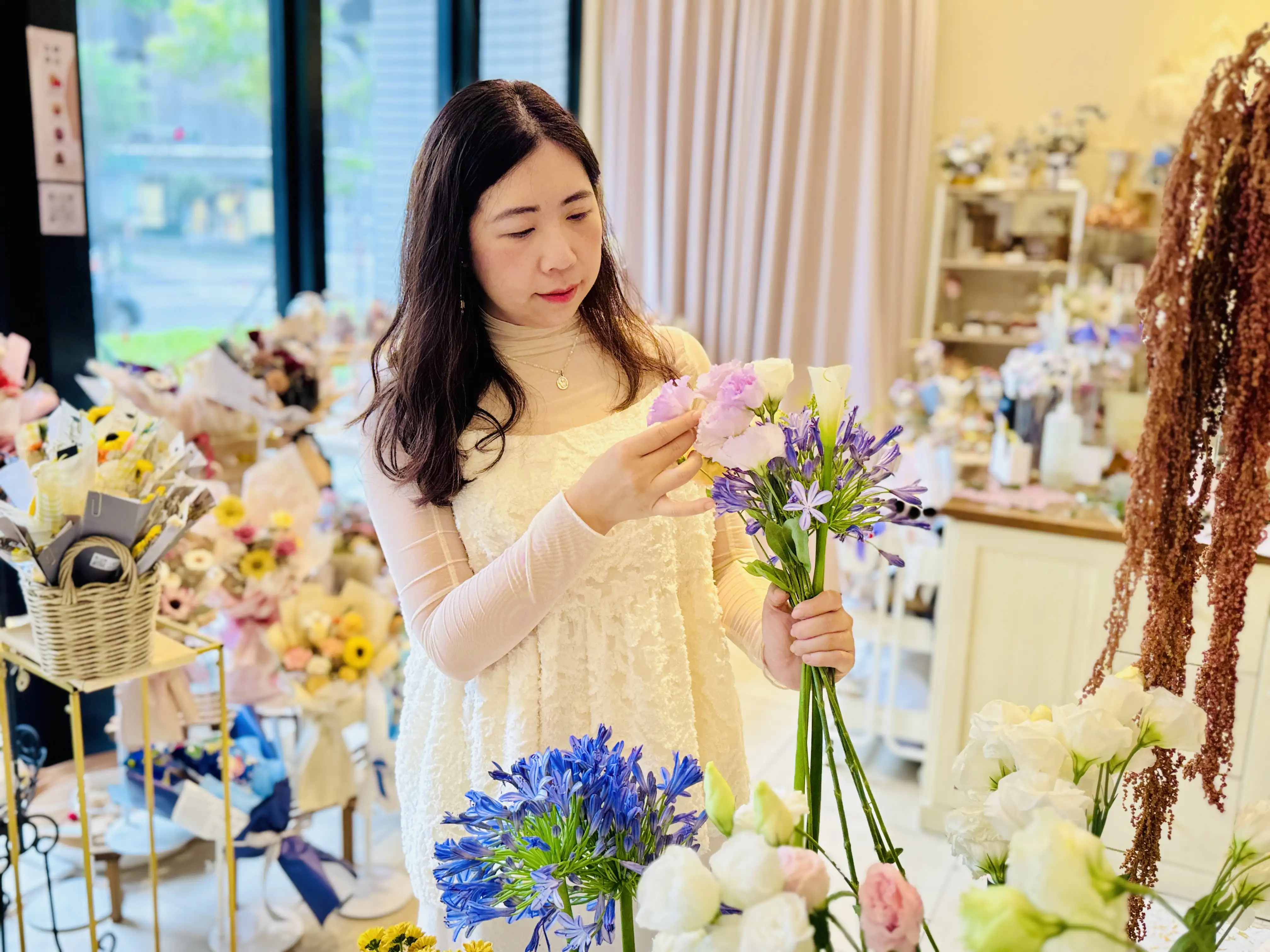 「小金鈴花藝店」闆娘邱筱雯喜歡手作帶來的療癒感,店內永生花、鮮花花束皆來自她的巧手。(圖/雲嘉南分署 提供)