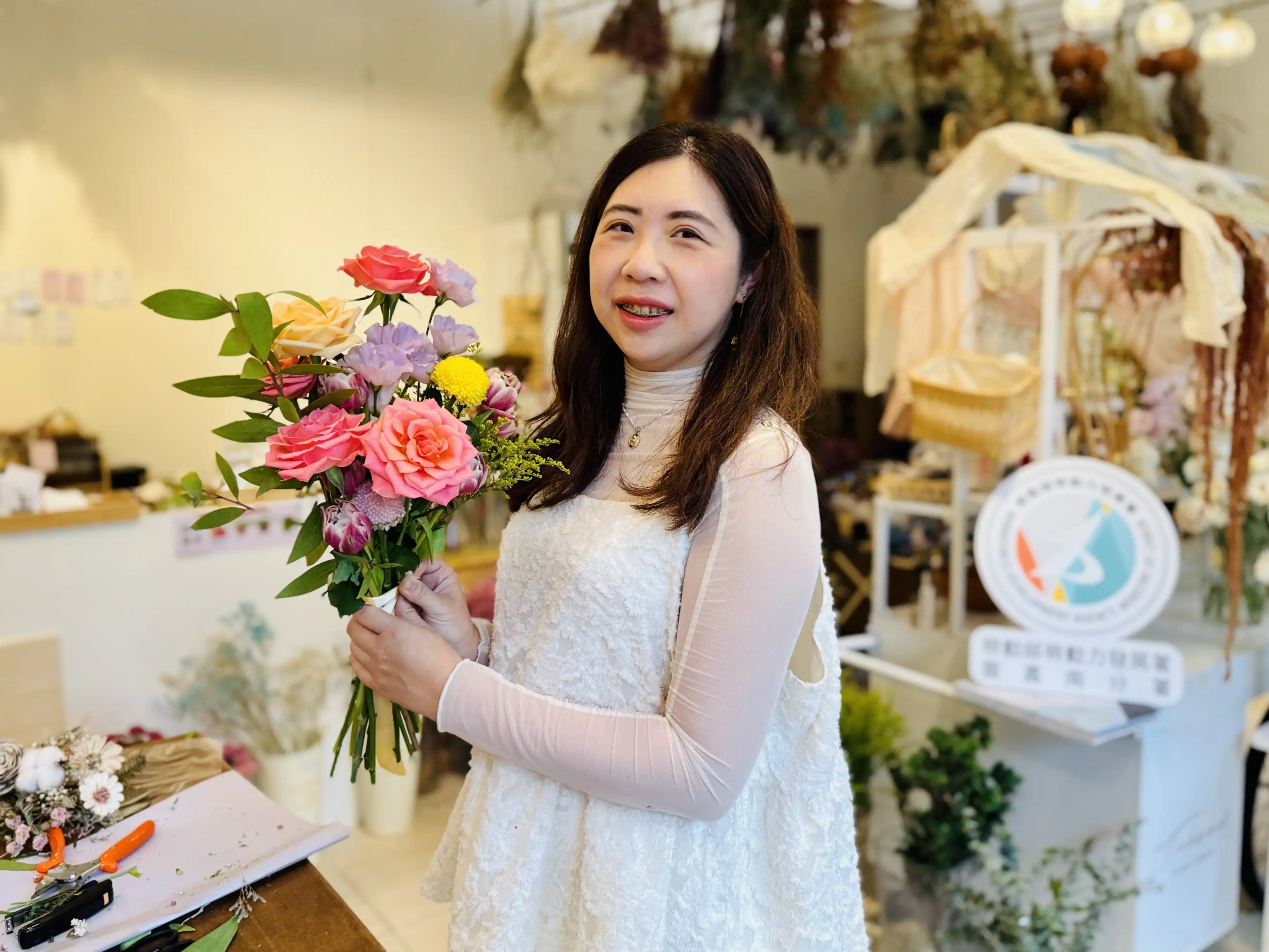 邱筱雯很開心能一圓創業夢,感謝勞動部微創鳳凰貸款解決創業初期資金問題,助她站穩腳步。(圖/雲嘉南分署 提供)