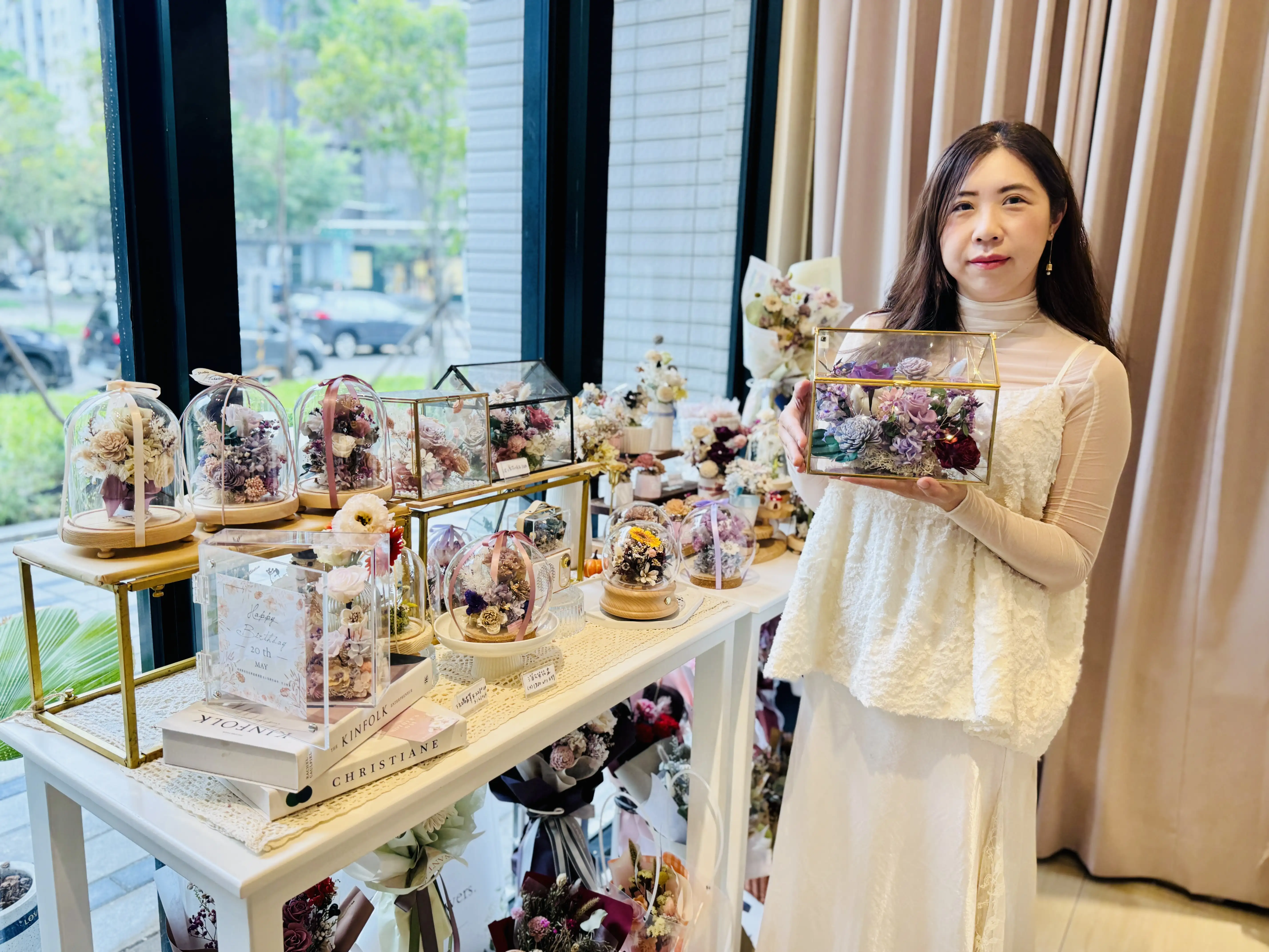 邱筱雯選擇花店創業,想藉由花藝的美傳遞能量,讓忙碌的現代人藉此紓壓。(圖/雲嘉南分署 提供)
