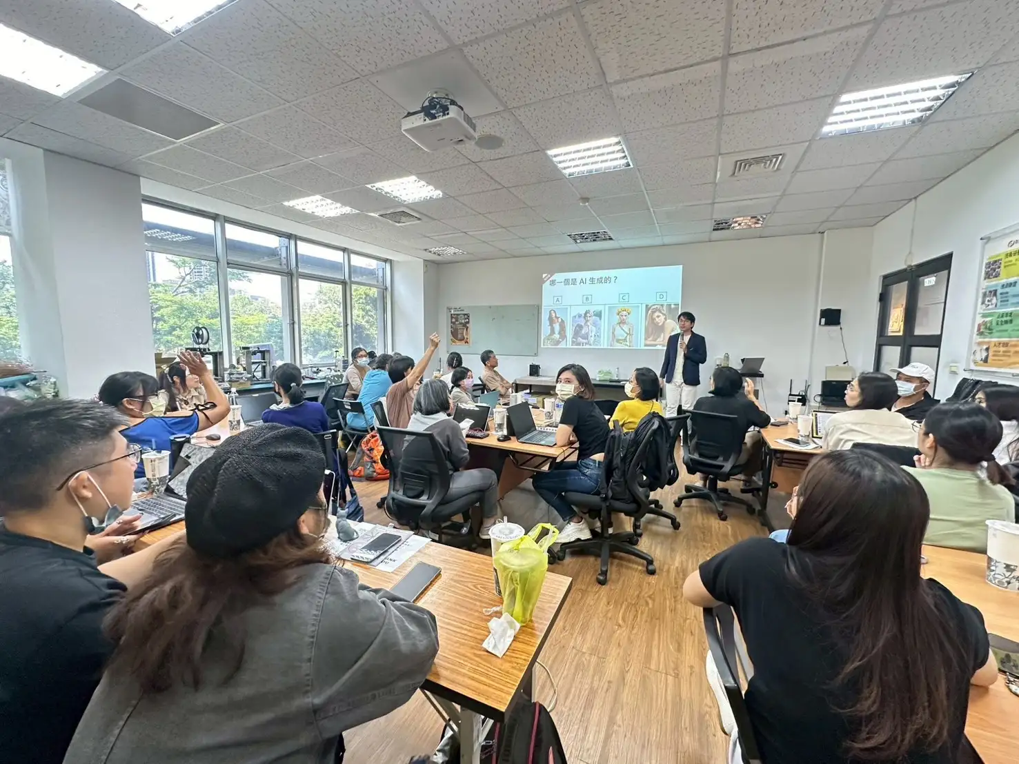 創業職能深耕學習營課程涵蓋品牌策略、AI文案應用與企業觀摩等面向，透過實作與參訪活動，協助學員累積創業實力、啟動品牌藍圖。(記者 吳文生攝)