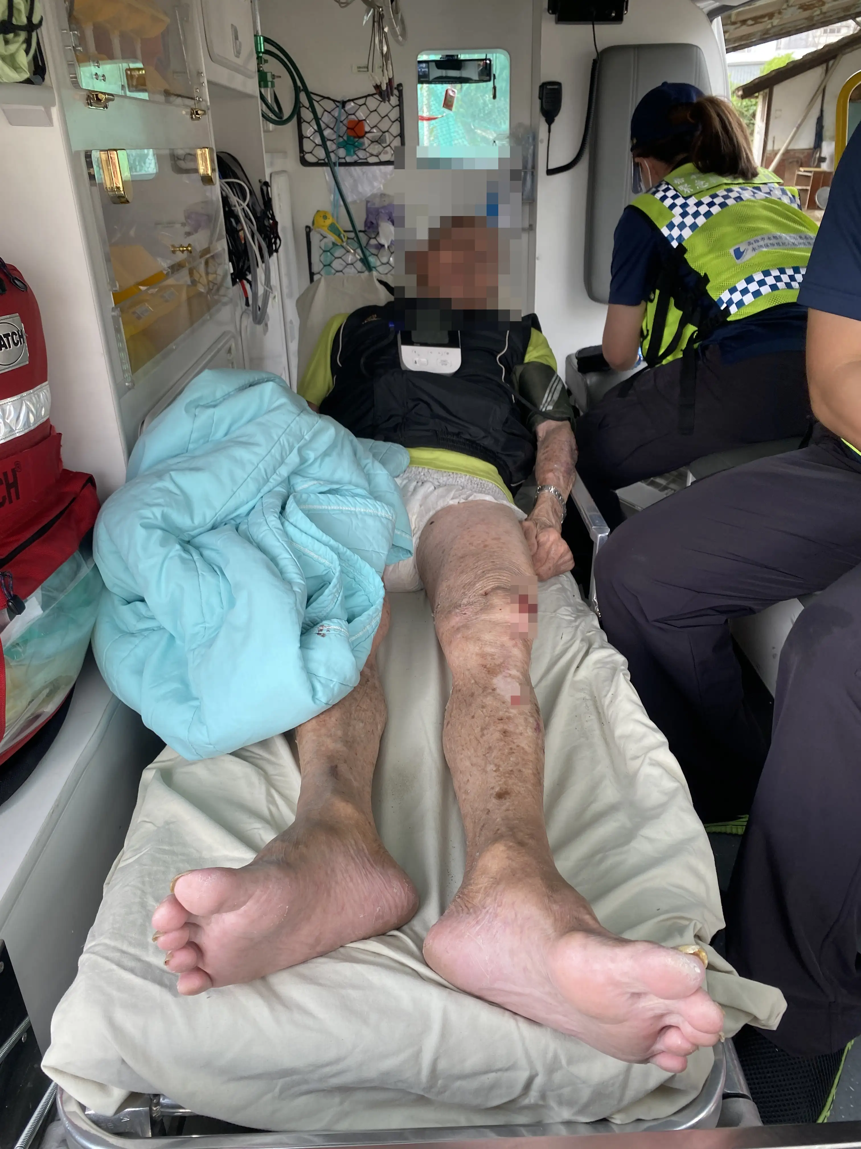 警員與救護人員趕赴現場協助跌倒長者,並進行初步包紮處理。(圖/嘉義縣警察局水上分局 提供)
