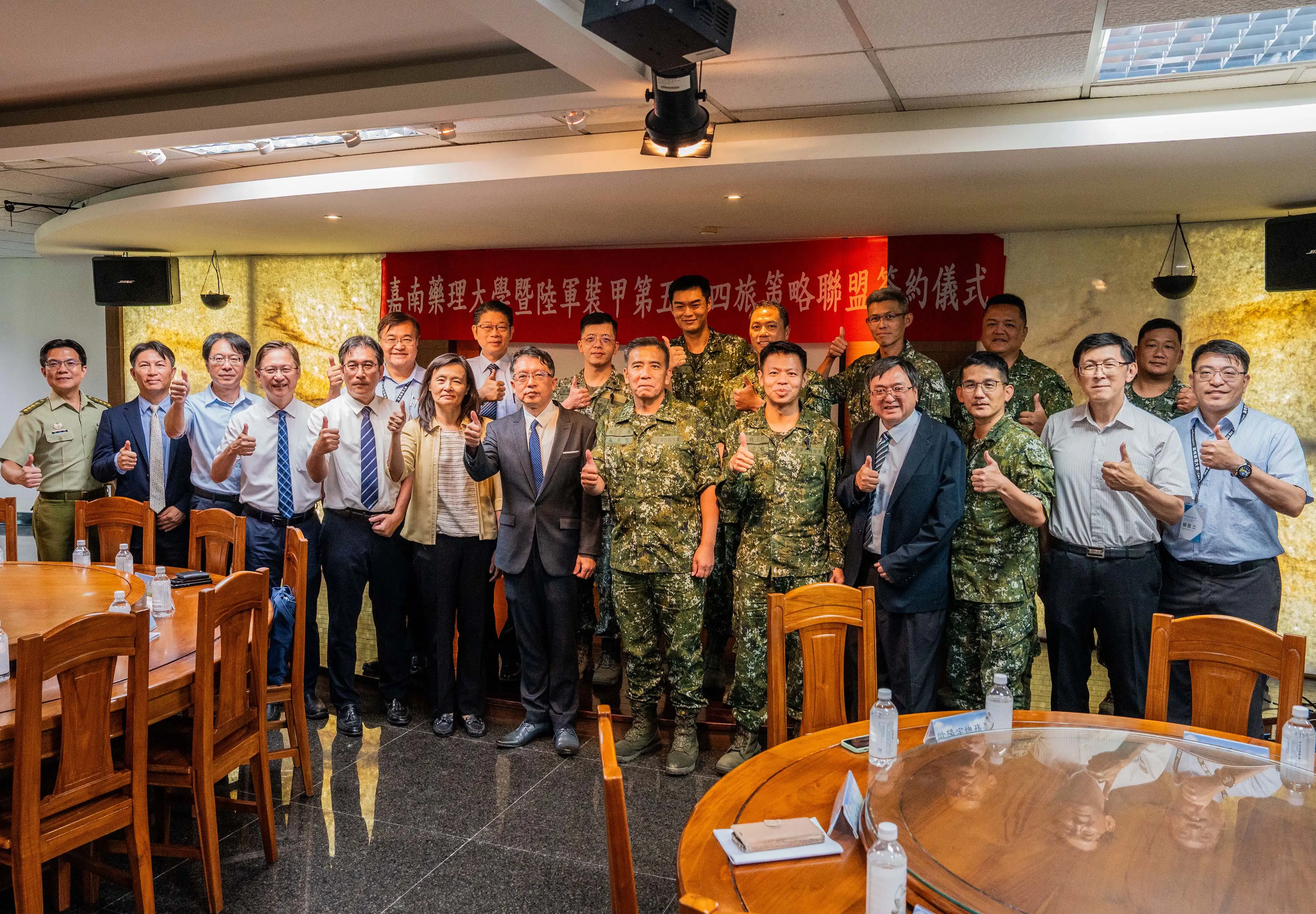 嘉藥與陸軍裝甲第五六四旅締結策略聯盟實現「軍旅教育,接軌職場」之目標。(圖/嘉南藥理大學 提供)