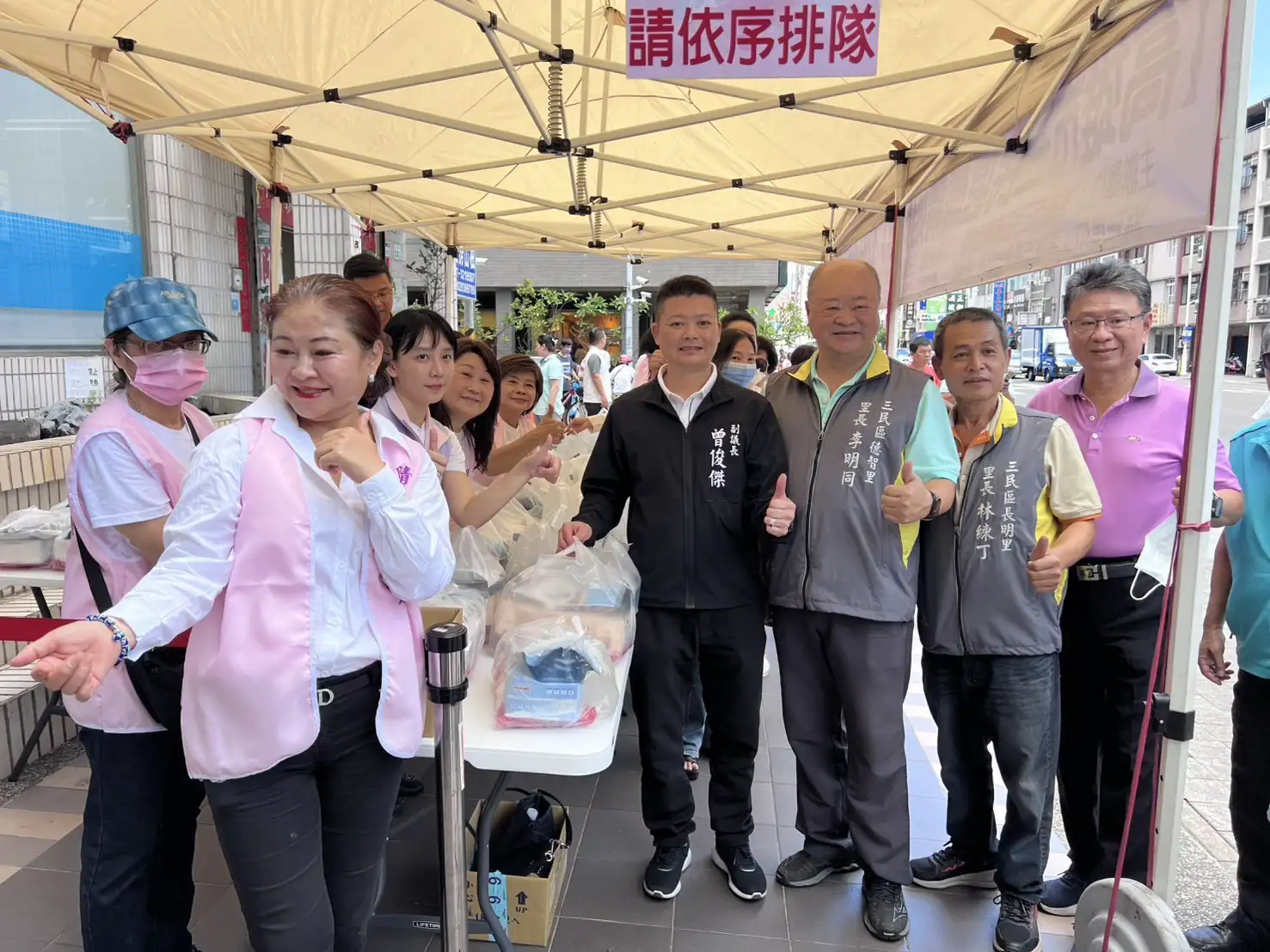 副議長曾俊傑出席太座塗孟瑤發起的姐妹會六月公益捐贈行動，他呼籲更多社會力量加入行善活動。（記者吳文欽攝）
