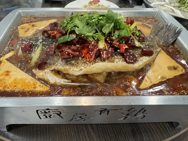 廚房有雞招牌菜麻辣花雕烤魚。(記者張振興攝)