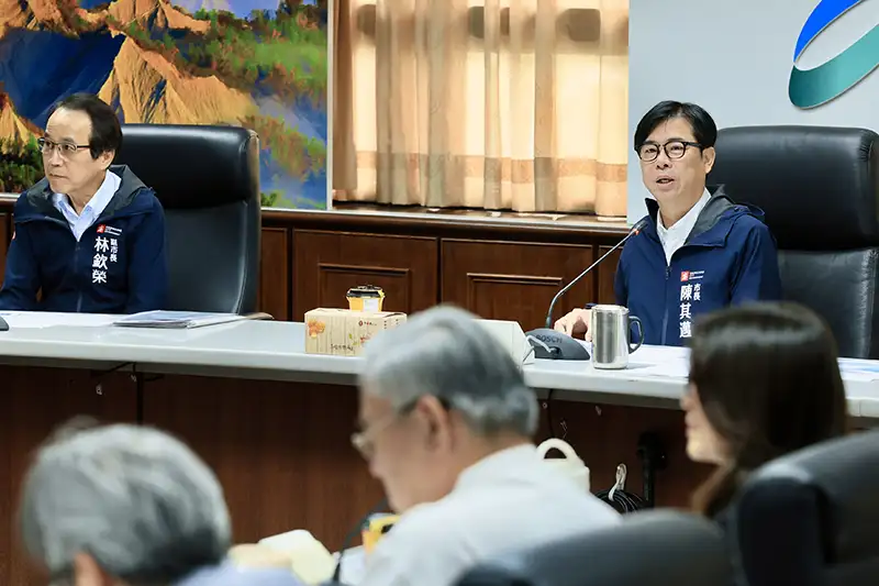 陳其邁市長與林欽榮副市長出席市長與大學校長會議,強調AI人才培育與智慧城市發展的重要性。(記者 吳文生翻攝)