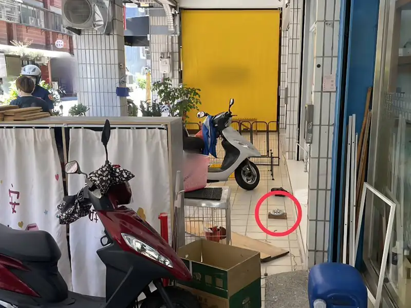 高雄小港區住宅騎樓因蔡女於門口(紅圈處)點燃蚊香,疑似煙味飄入謝女住處引爆雙方衝突互毆,警方到場後兩人互提傷害告訴,全案依傷害罪嫌送辦。(圖/小港分局提供)