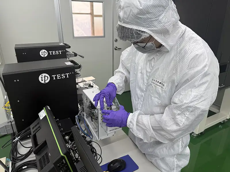 雲嘉南分署與成大合作開設半導體職訓課程,成大還引進量測機台,要讓學員於實務訓練時操作演練。(圖/雲嘉南分署 提供)
