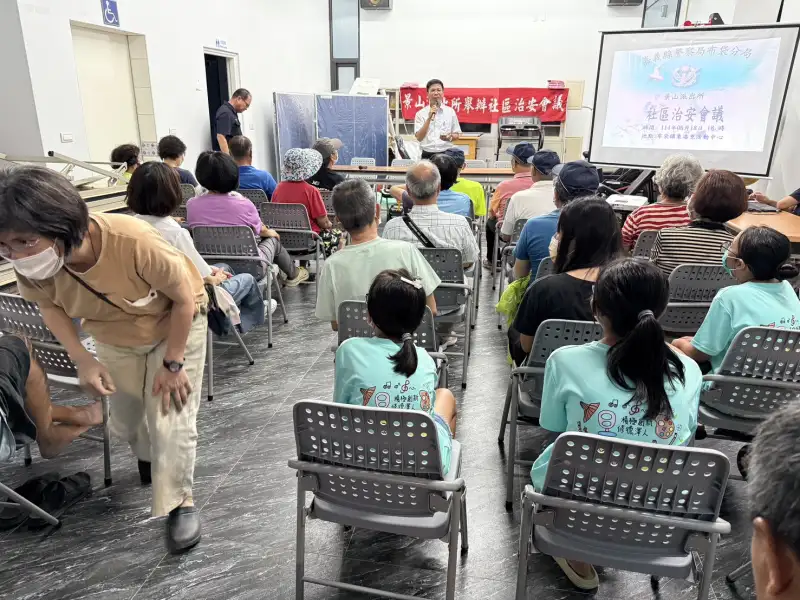 布袋警社區座談宣導交通安全與反詐騙  有獎徵答寓教於樂