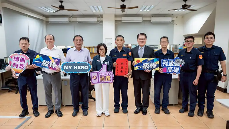 議長康裕成與議員黃明太親自前往茄萣分駐所,頒發慰勞金予查緝有功員警,感謝他們在打擊毒品、詐欺等重大刑案中的傑出表現。(記者 吳文生攝)
