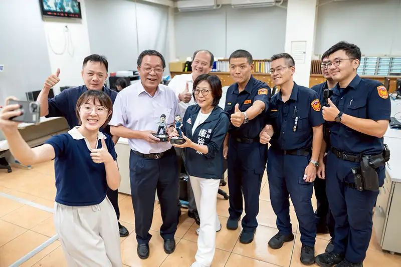 慰勞金頒發儀式現場溫馨,高雄市警局副局長呂世明、湖內分局長王春生等人共同出席,見證警民合作、守護治安的堅定力量。(記者 吳文生攝)