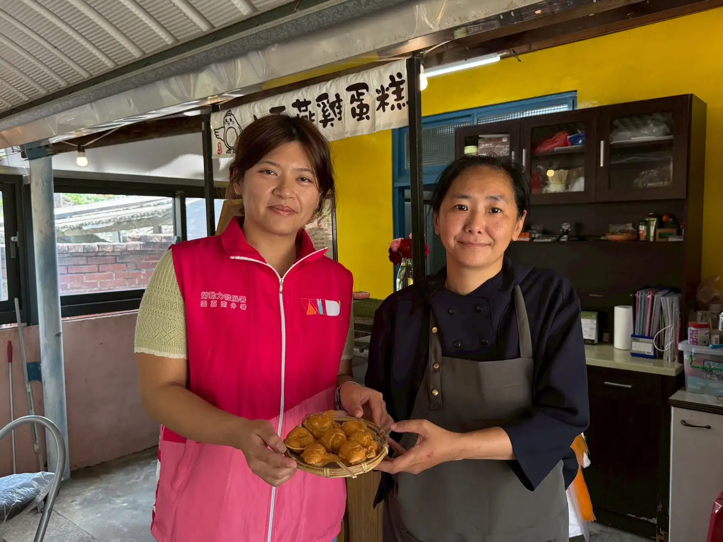 烤雞蛋糕、導覽社區,唐靜均用工作找回快樂。(圖/虎尾就業中心 提供)