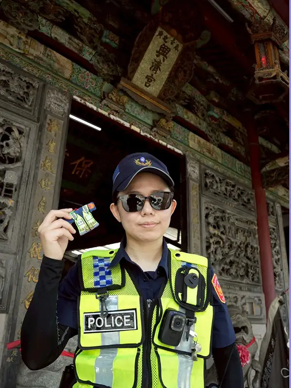 限量版「虎力五保庇」小神衣,寓意如虎添翼、萬夫莫敵,送給每位員警,願護民英雄執勤平安。(圖/臺南市第五分局 提供)