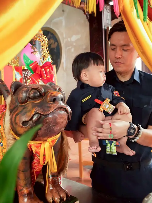 虎爺不只守廟,也守護孩子健康長大!特製寶寶夾款小神衣超吸睛,滿滿祝福寓意十足。(圖/臺南市第五分局 提供)