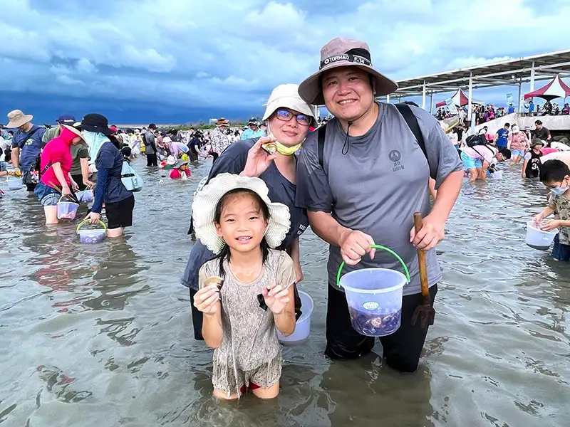 臺南七股海鮮節-民眾開心挖文蛤體驗(歷史照片)。(圖/臺南市觀旅局 提供)