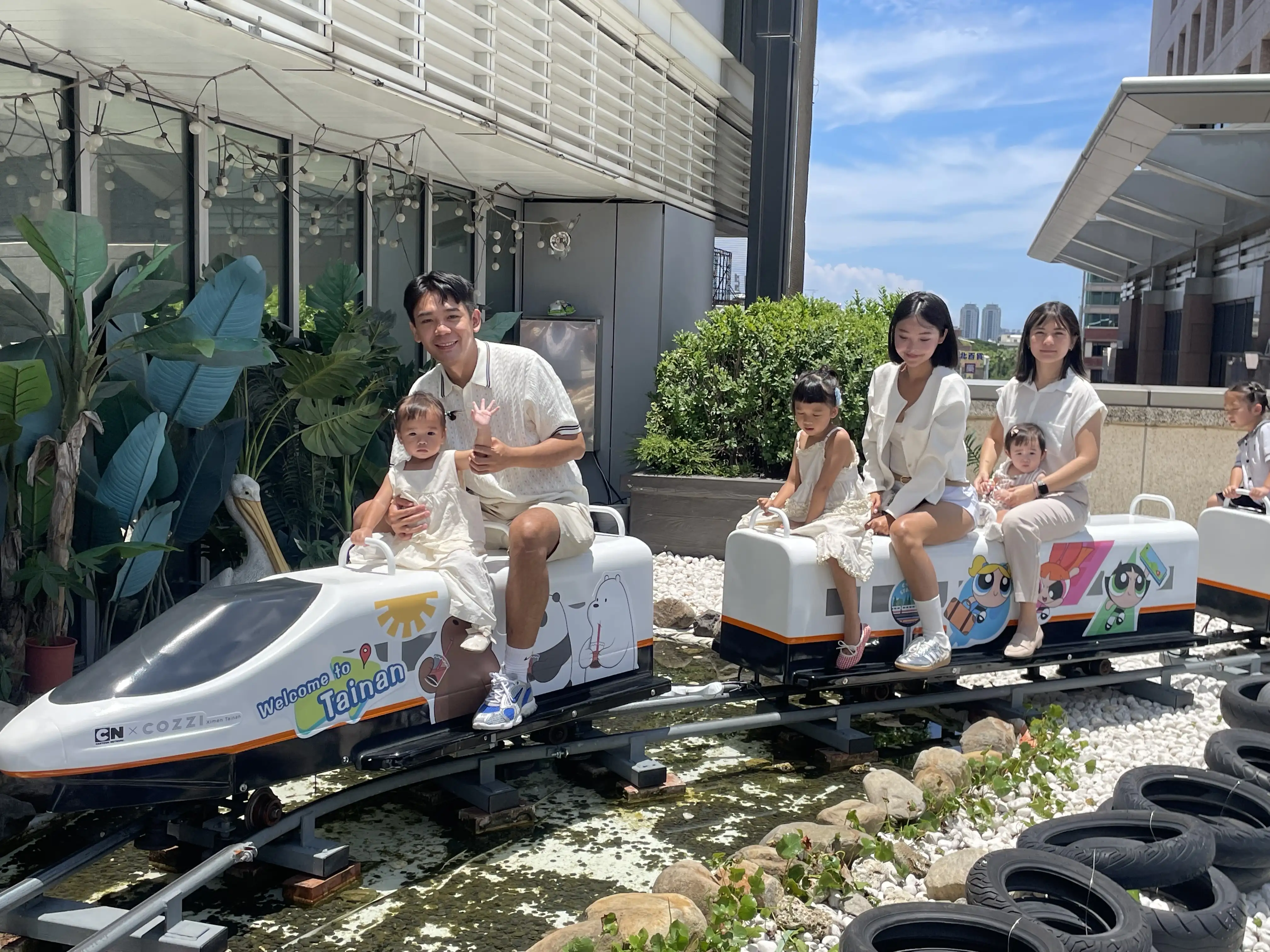 「COZZI卡通明星列車」全新登場,吸引親子旅客開心共乘(圖/記者林怡孜攝)