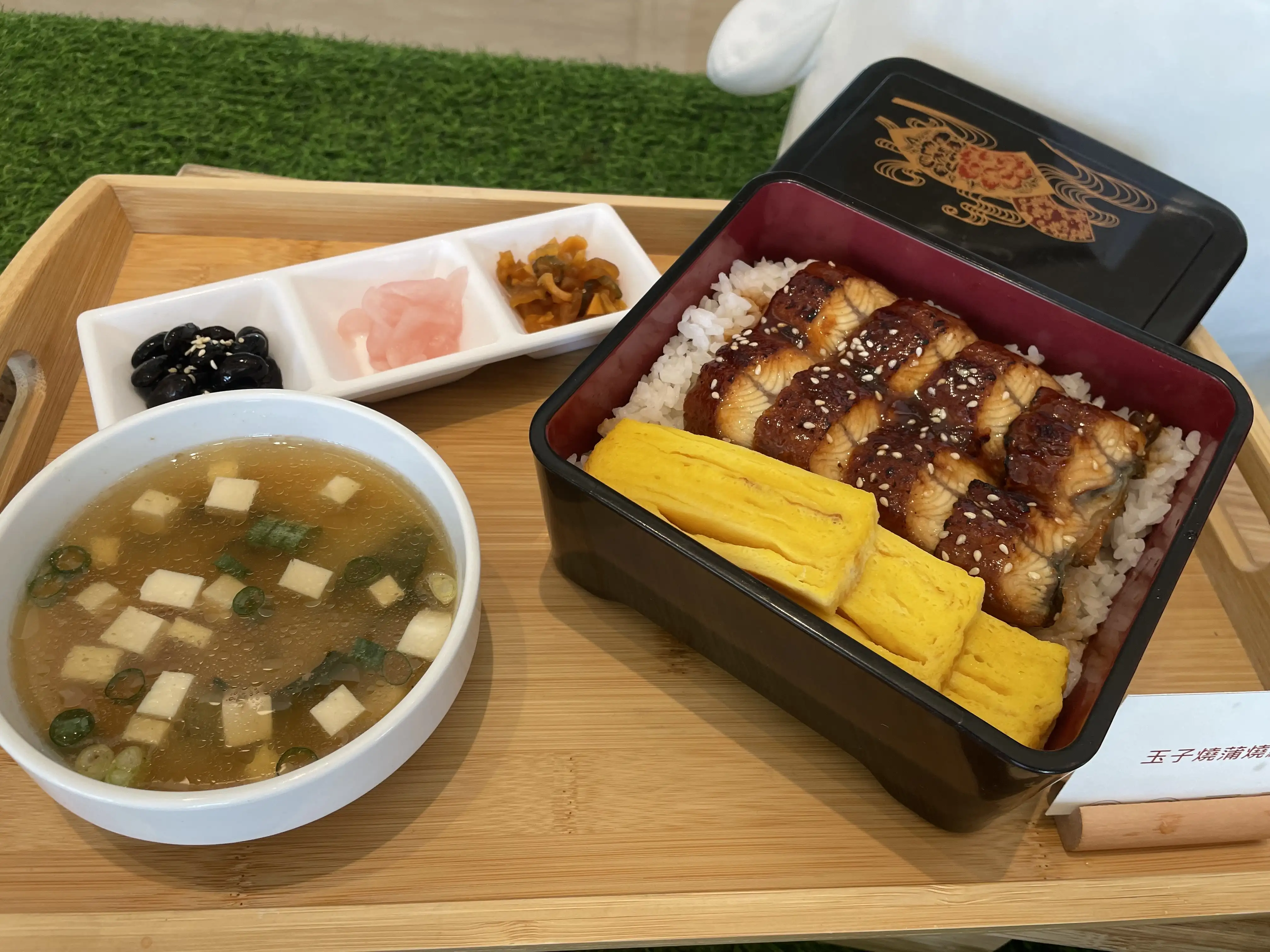 Cozzi KITCHÉN推出的主題餐「玉子燒蒲燒鰻魚飯」,滿足親子家庭視覺與味蕾的雙重享受。(圖/記者林怡孜攝)