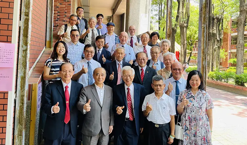 高雄市新聞傳播職業工會理事長吳文欽獲陳金雄老師推薦為卓越貢獻的校友。(記者吳文生攝)