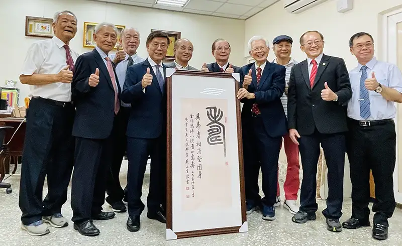 書法家吳文生送一幅壽圖給熱心公益陳金雄老師(右起四)。(記者吳文生攝)
