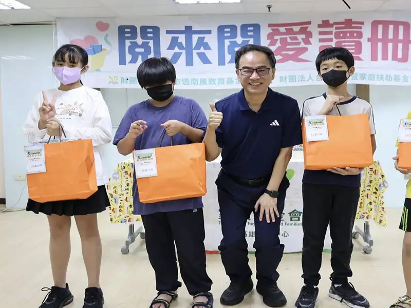 李昆澤贈書勉勵學子：知識就是力量、閱讀不能放棄