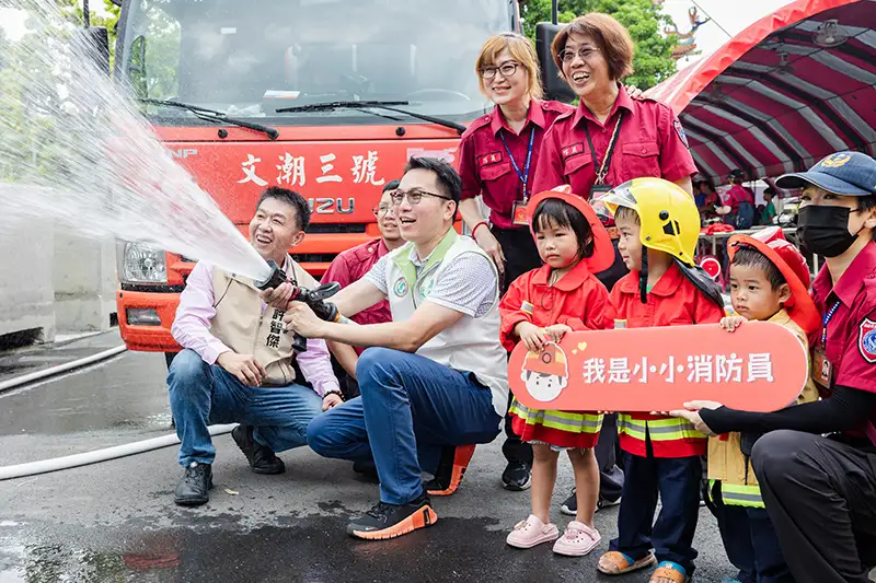 孩子們小小消防員的職業體驗。（記者吳文欽攝）